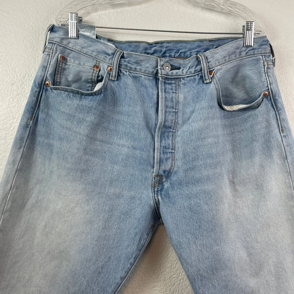 Levis 501 Mens Light Wash Blue‎ Straight Leg Denim Jeans 38x32 (actual 37x30)